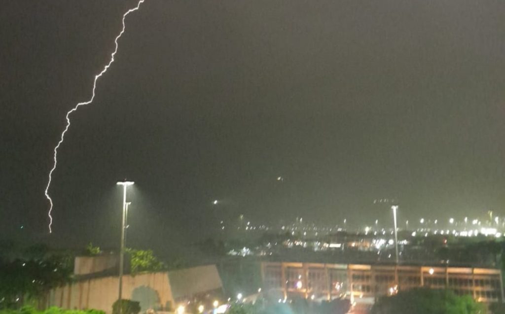 Temporal com chuva muito intensa e raios castiga o Rio de Janeiro