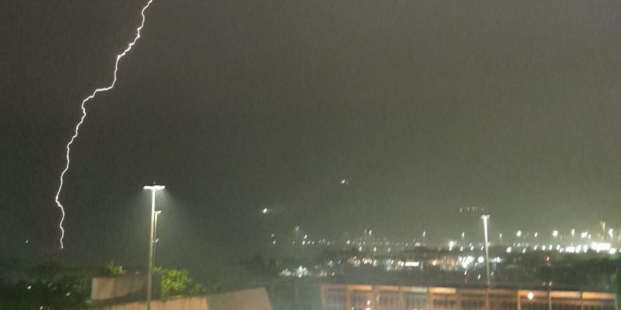 <span class="entry-title-primary">Temporal com chuva muito intensa e raios castiga o Rio de Janeiro</span> <h2 class="entry-subtitle">Temporal que se abateu sobre a capital fluminense pouco antes das 20h fez com que sirenes de alerta soassem em dezenas de comunidades </h2>