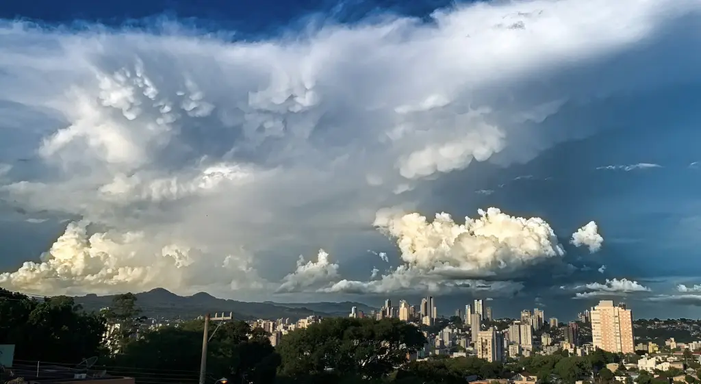 Calor vai se tornar mais úmido com chuva irregular e temporais