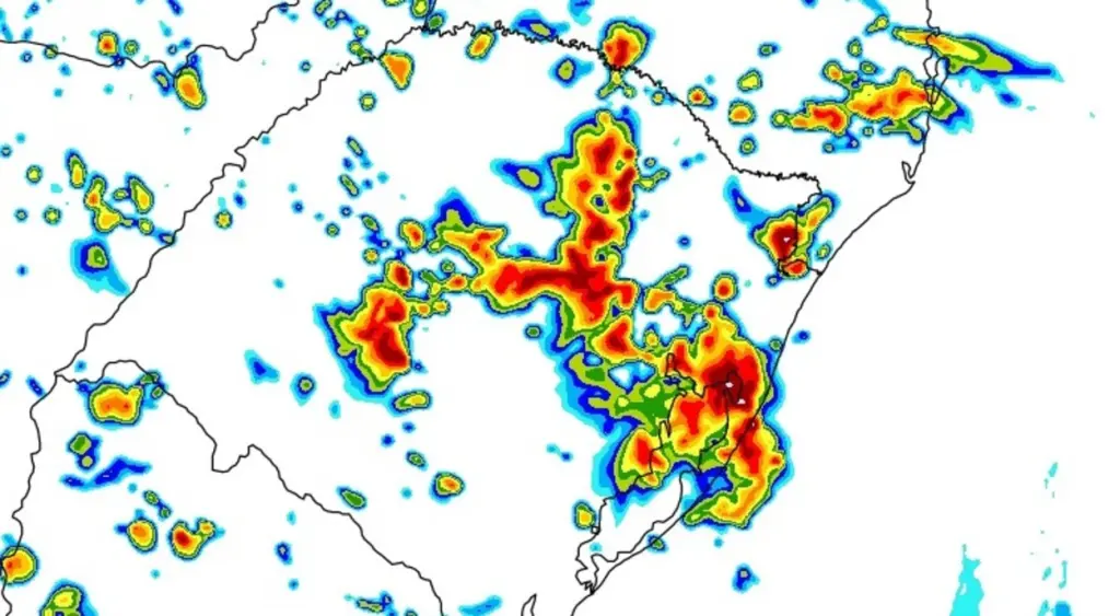 Tempo muda com chuva e risco de tempestades nesta quarta