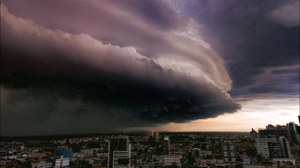 Imagens mostram chegada de temporal ao Litoral Norte gaúcho