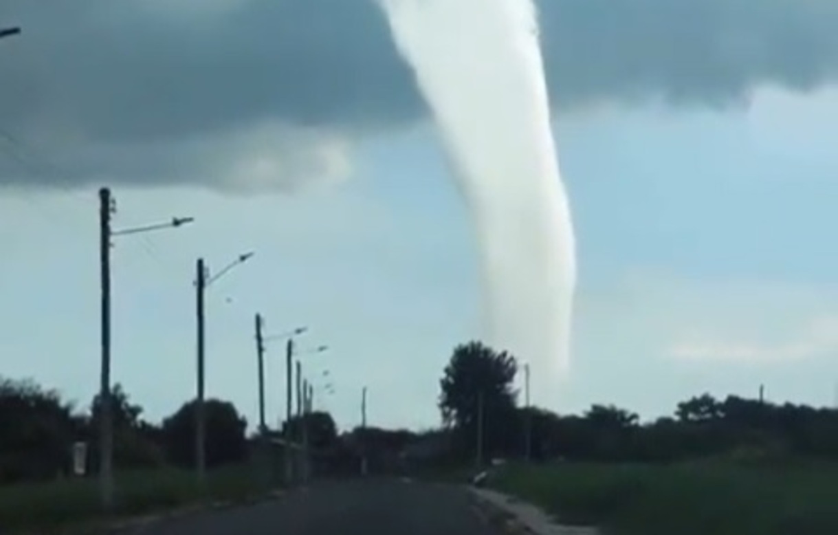 <span class="entry-title-primary">Enorme tromba d´água em Palmares do Sul: entenda o fenômeno</span> <h2 class="entry-subtitle">Uma imponente tromba d´água se formou na tarde de hoje sobre o Norte da Lagoa dos Patos junto ao município de Palmares do Sul </h2>