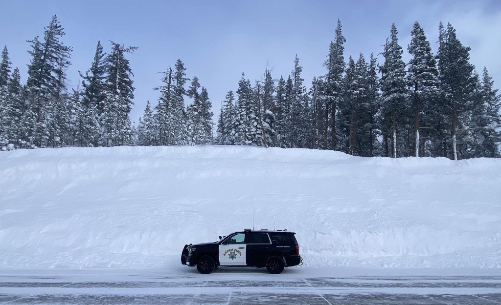 Moradores morrem em casas soterradas de neve na Califórnia