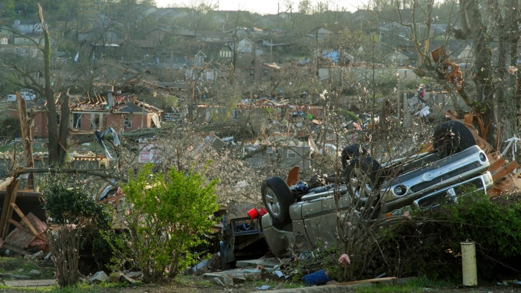 Onda de tornados espalha destruição e deixa dez mortos nos EUA
