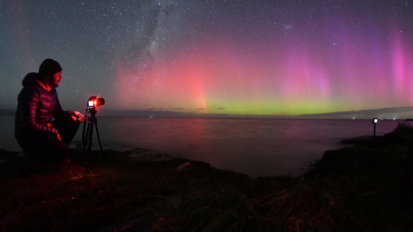 Tasmânia bomba na internet ao mostrar céu de luzes durante aurora austral –  Mais Brasília