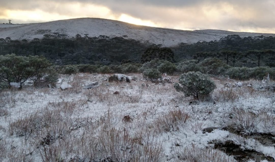 Neve em abril é notável na climatologia histórica e traz fato inédito