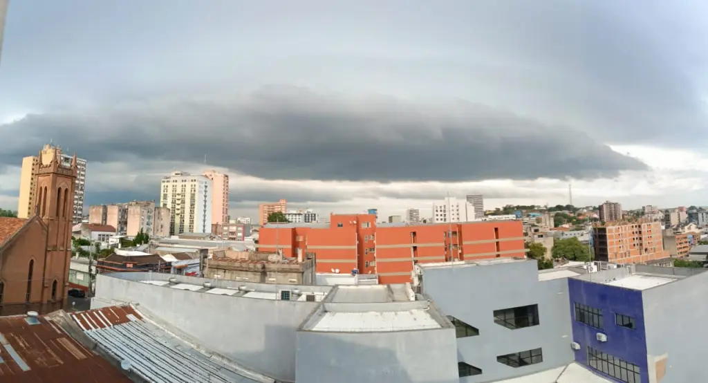 Frente fria alcança a fronteira e vai avançar pelo Sul do Brasil