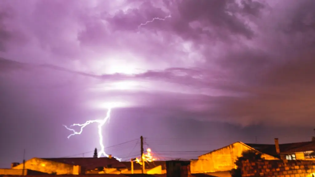 Frente fria traz combo hoje de chuva, vento e queda de temperatura