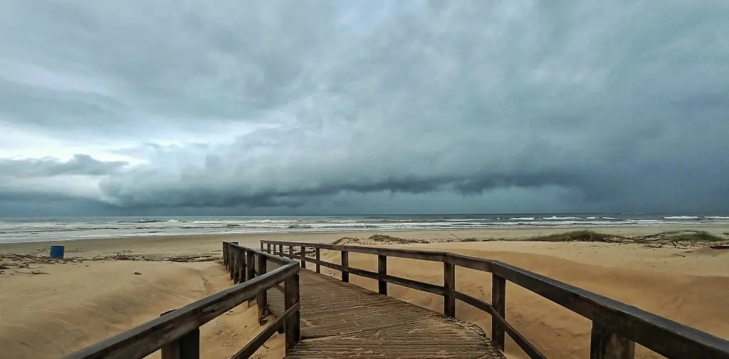Previsão do tempo: fim de semana com sol e períodos de chuva