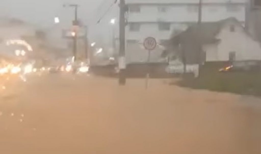 Chuva alaga e vem mais água em Santa Catarina