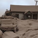 Enorme erupção de vulcão leva cinzas a 20 km de altura e soterra aldeias