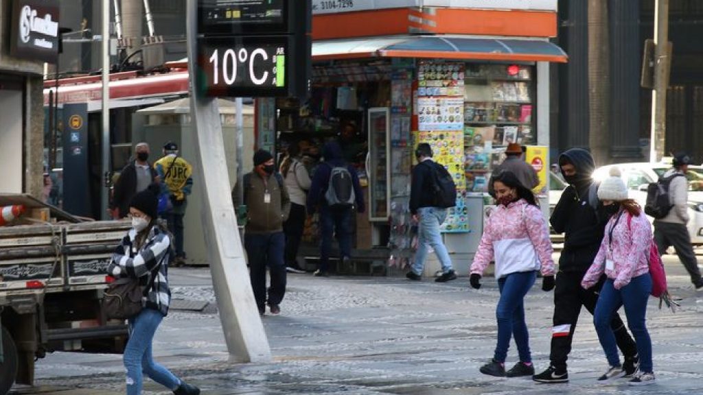 Noite de muito frio precede amanhecer de inverno em São Paulo