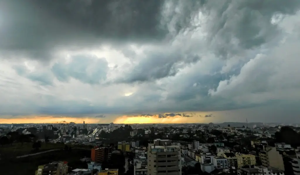 Previsão do tempo para a semana: frio a calor com chuva e nevoeiro