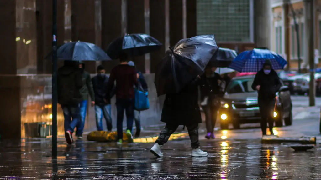 Frente fria, chuva e melhora do tempo marcarão esta quarta-feira