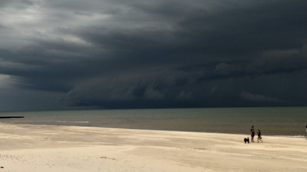 Frente fria avança pelo Uruguai e Argentina com chuva e vento forte
