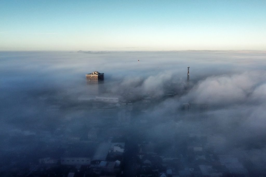 Imagens mostram cidade entre mar de nuvens no Rio Grande do Sul