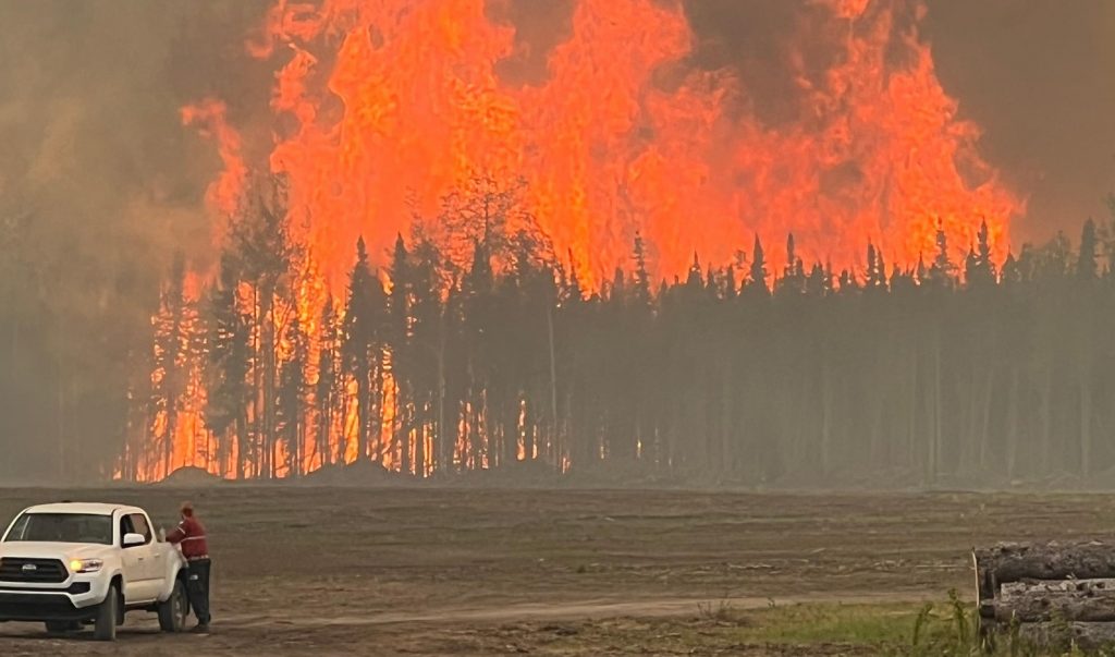 Calor sem precedentes em maio gera massivos incêndios no Canadá