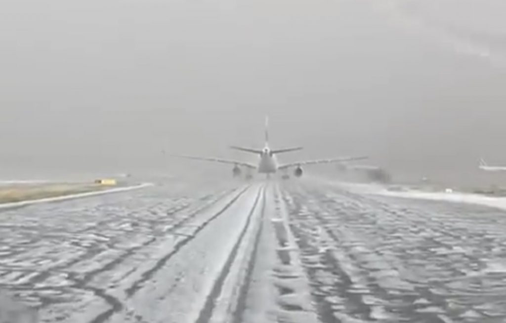 Granizo cobre a pista do aeroporto de Madrid Barajas