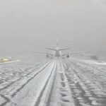 Granizo cobre a pista do aeroporto de Madrid Barajas
