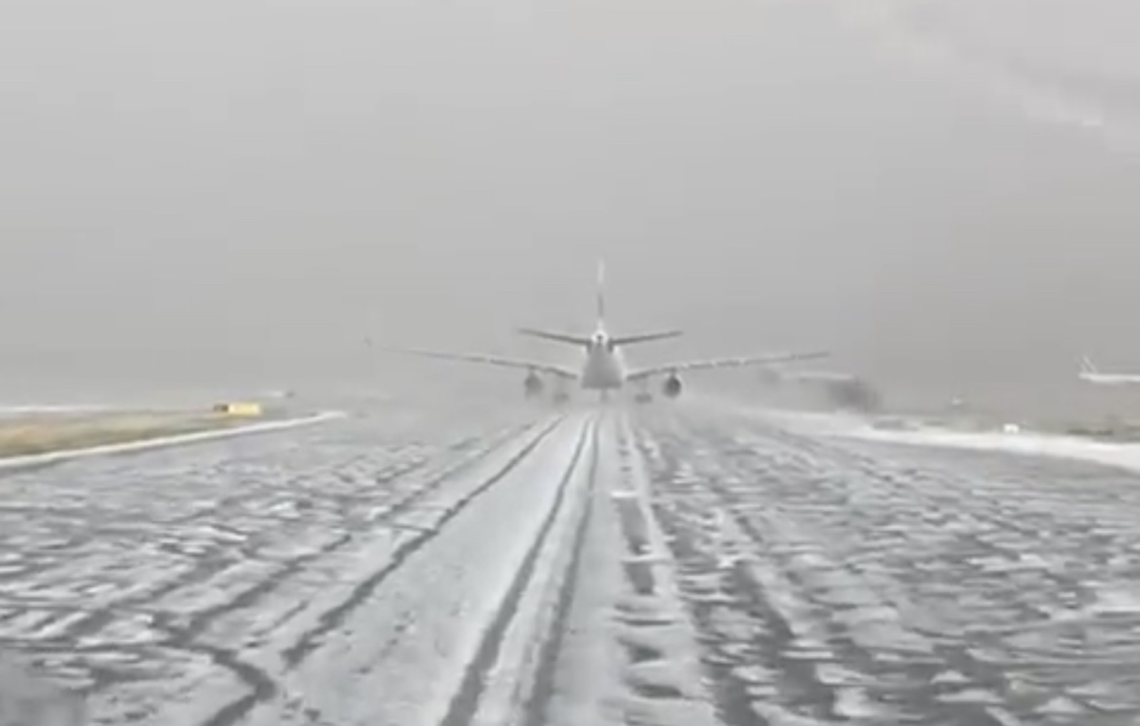 Granizo cae sobre la pista del aeropuerto de Madrid Barajas