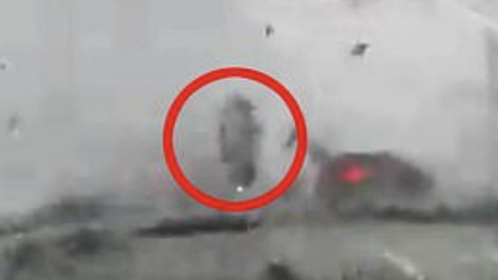 Vídeos registram carros voando em tornado nos Estados Unidos