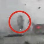 Vídeos registram carros voando em tornado nos Estados Unidos