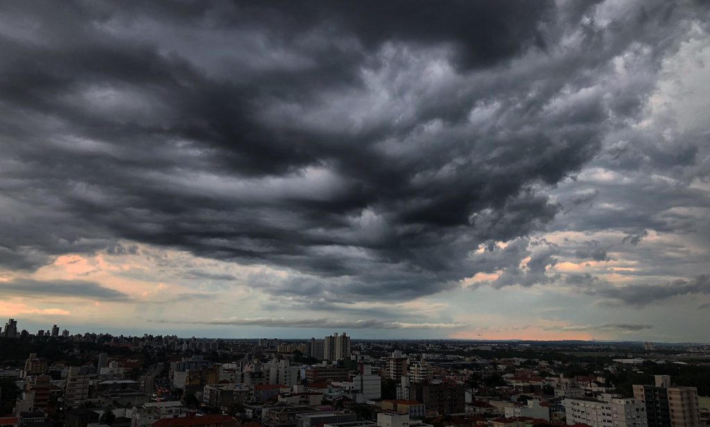 Chuva retorna neste fim de semana após mais de dez dias de sol