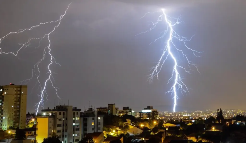 **ALERTA** Frente fria trará mais chuva intensa e risco de vendavais