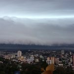 Frente fria avança nas próximas horas com chuva forte, raios e ventania