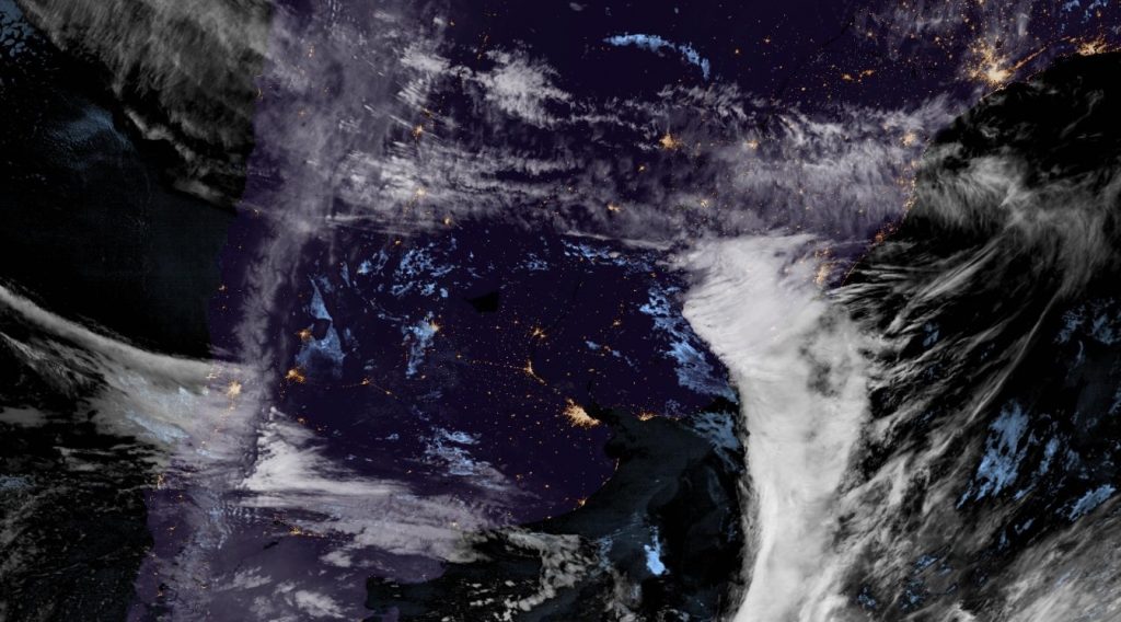 Frente fria avança com chuva, raios e rajadas de vento de até 80 km/h