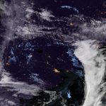 Frente fria avança com chuva, raios e rajadas de vento de até 80 km/h