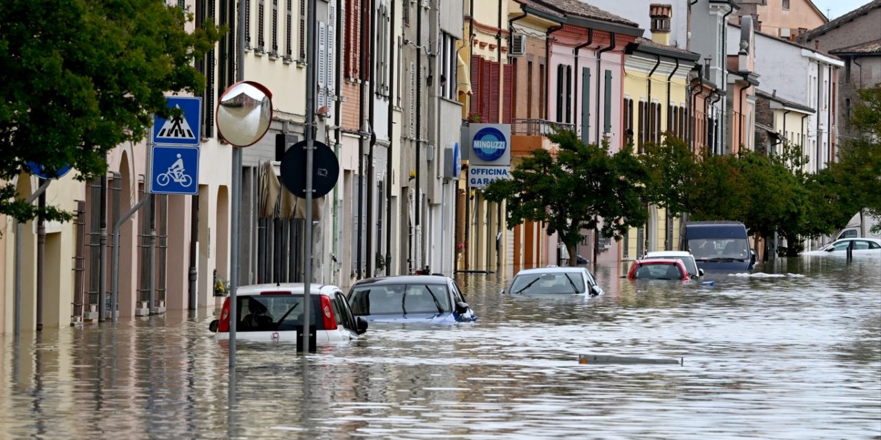 <span class="entry-title-primary">Imagens mostram a dimensão da enchente no Norte da Itália</span> <h2 class="entry-subtitle">Os primeiros quatro meses do ano que foram de seca deram lugar à chuva equivalente a quatro meses de precipitação</h2>