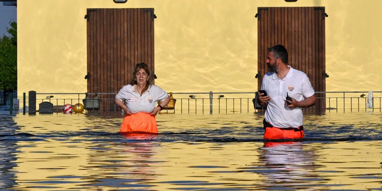 <span class="entry-title-primary">Mobilização e solidariedade na Itália diante de enchente histórica</span> <h2 class="entry-subtitle">Governo e setor privado se unem para socorrer as vítimas das inundações que deixam mais de 30 mil pessoas fora de casa</h2>