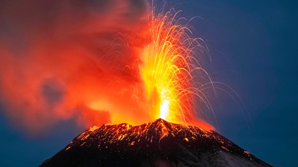 Veja as impressionantes imagens da erupção do vulcão no México