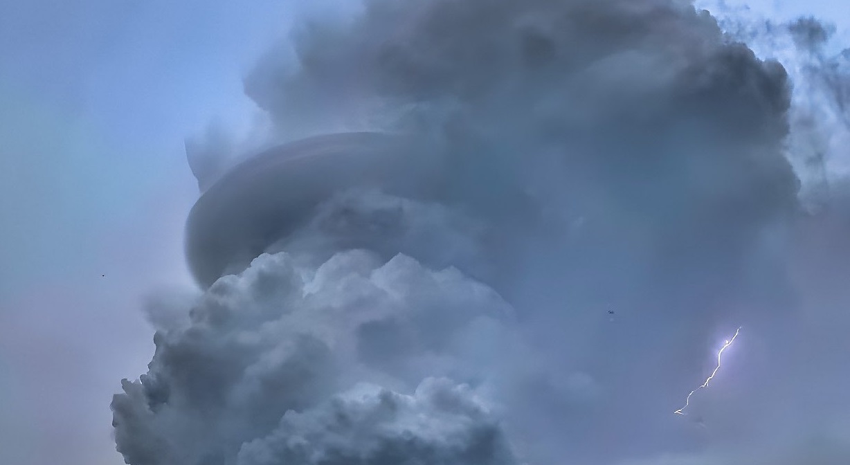 <span class="entry-title-primary">Que nuvem estranha foi essa no céu da Grande Porto Alegre?</span> <h2 class="entry-subtitle">Uma enorme nuvem Torre Cumulus teve em sua estrutura uma outra formação de nebulosidade conhecida como Pileus</h2>