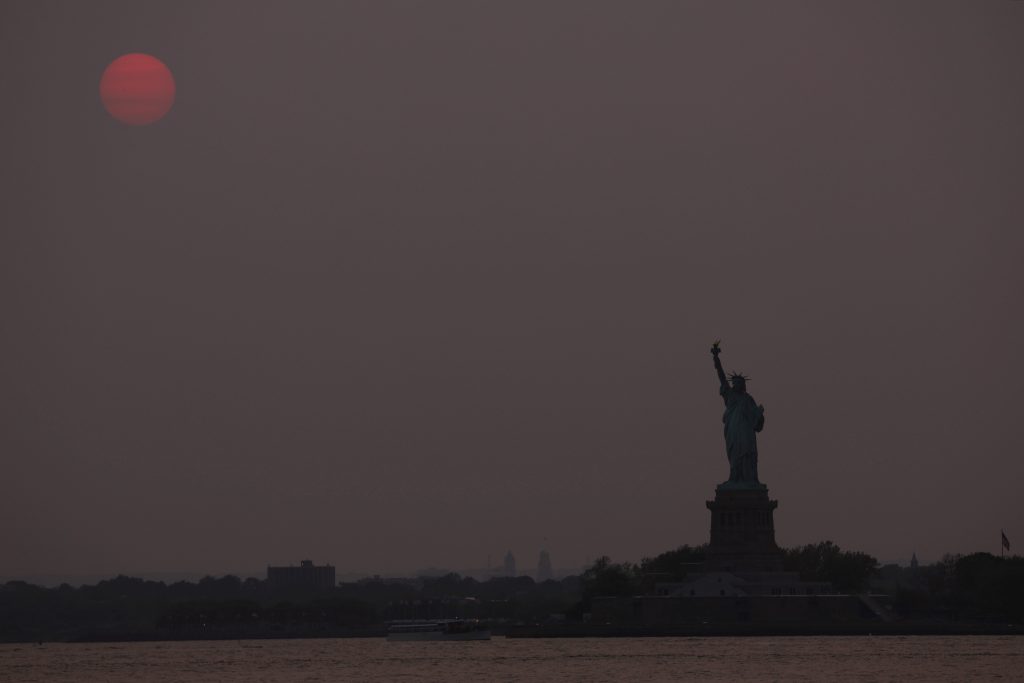 Fumaça de incêndios no Canadá muda o céu de Nova York