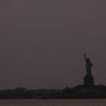 Fumaça de incêndios no Canadá muda o céu de Nova York