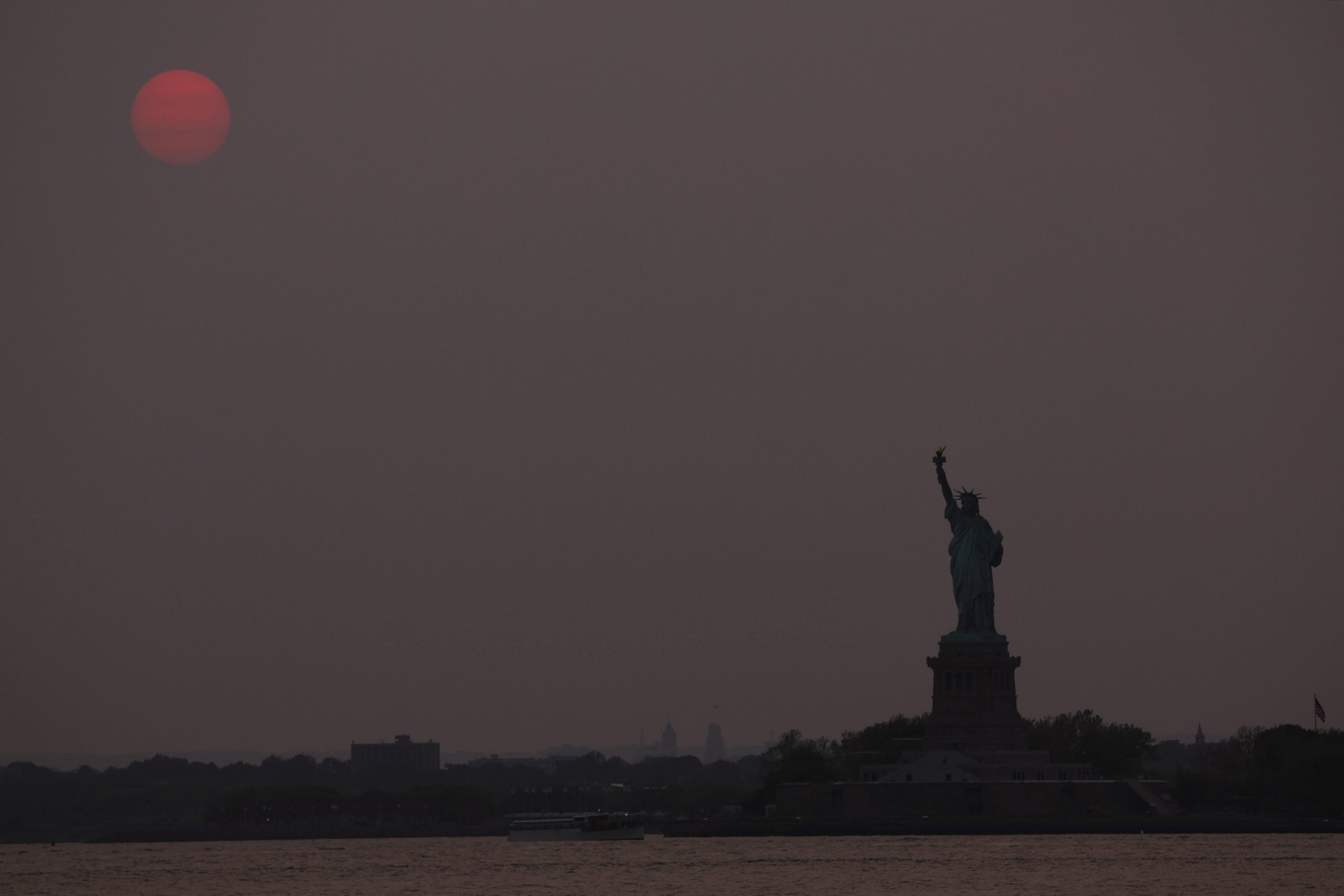 Smoke from Canadian wildfires changes New York sky