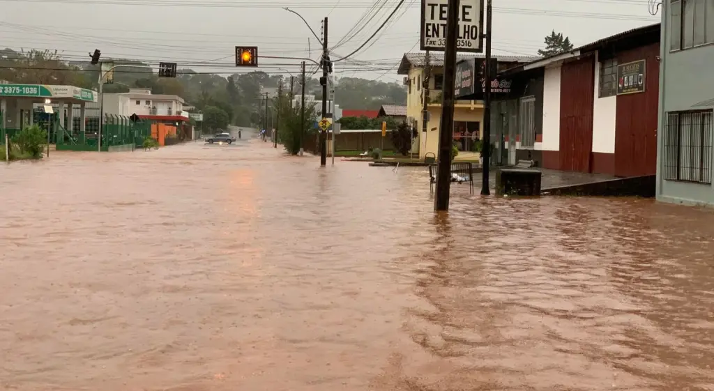 Frente fria provoca alagamentos, queda de árvores e destelhamentos