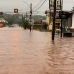 Frente fria provoca alagamentos, queda de árvores e destelhamentos