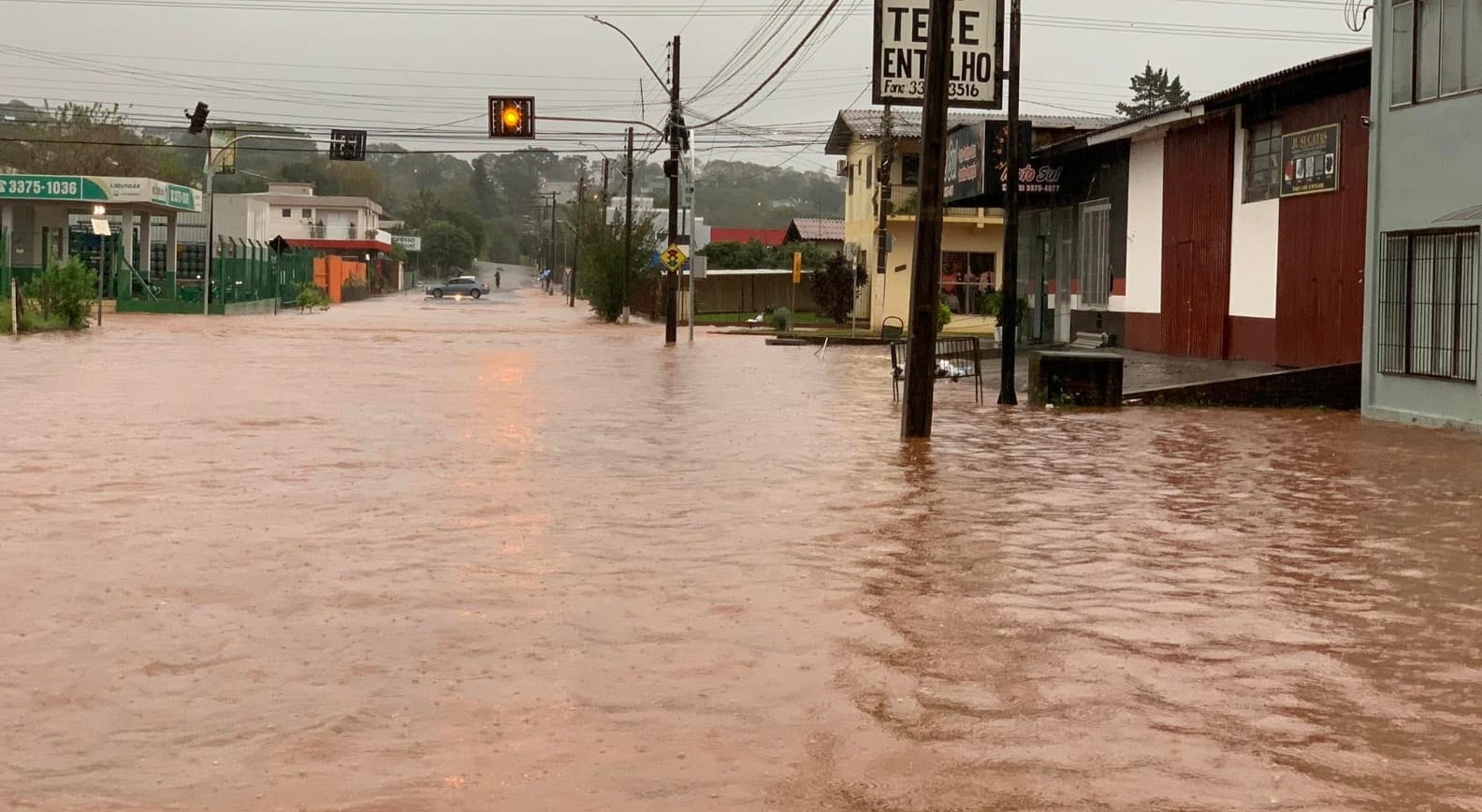 Frente frío provoca inundaciones, caída de árboles y techos