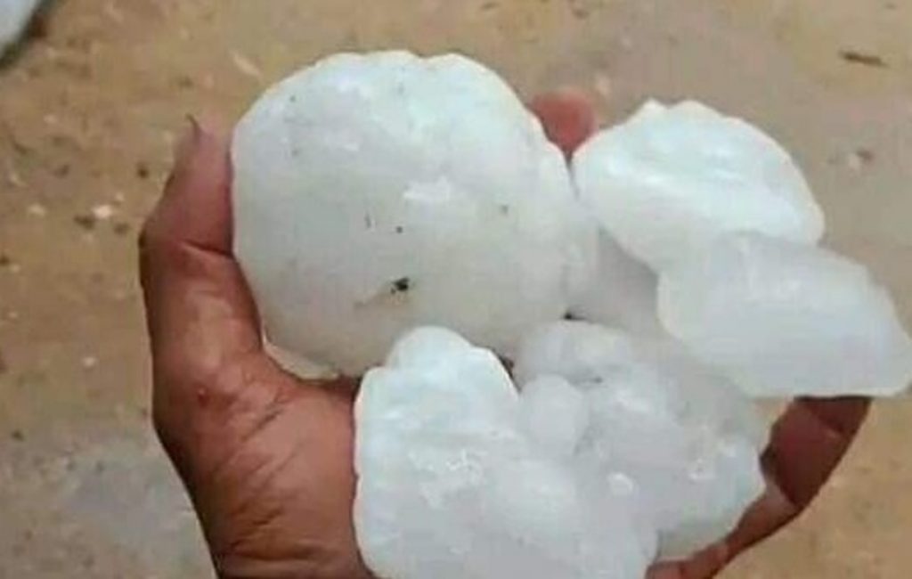 Pedras gigantes de granizo em tempestades causam mortes na Ásia