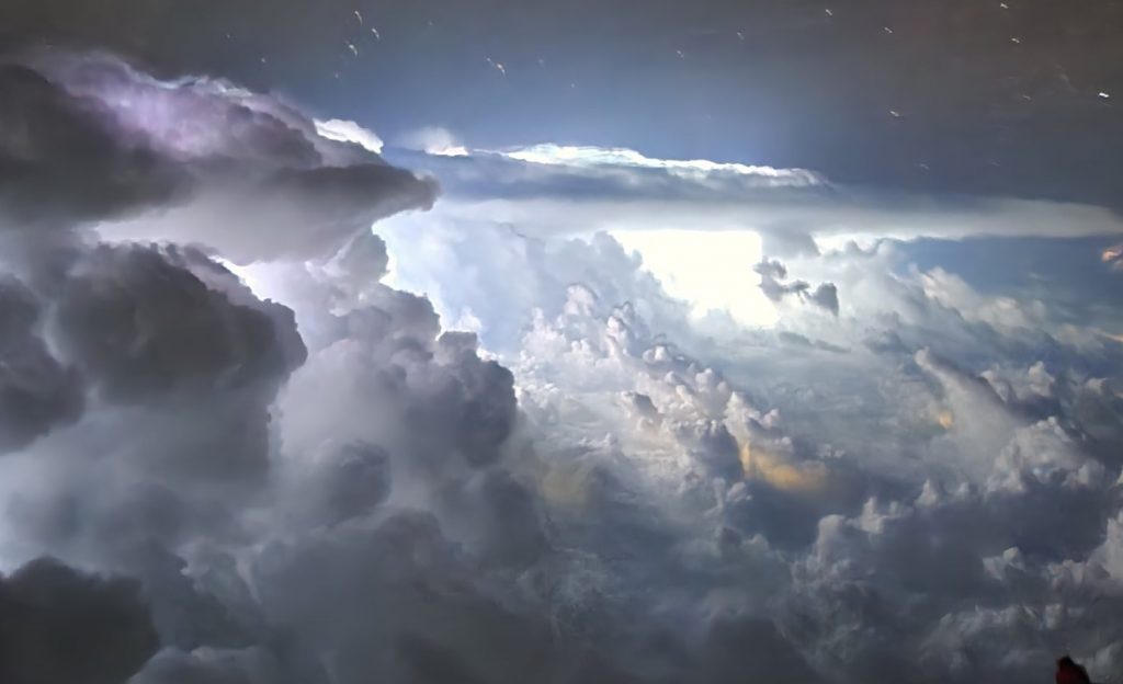 Piloto faz incríveis imagens ao sobrevoar tempestades na Argentina