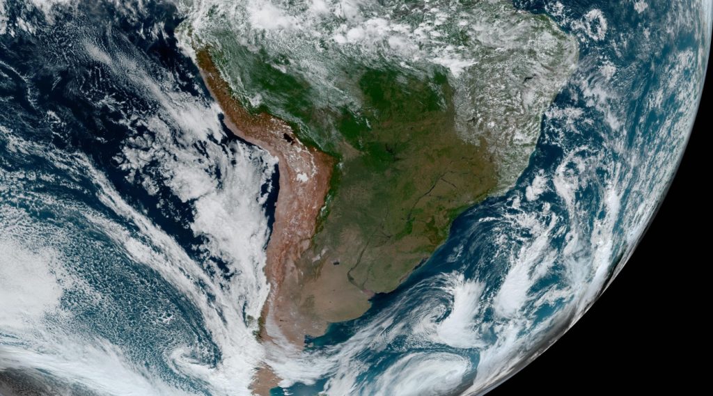 O que está por trás da enorme área sem nuvens na América do Sul