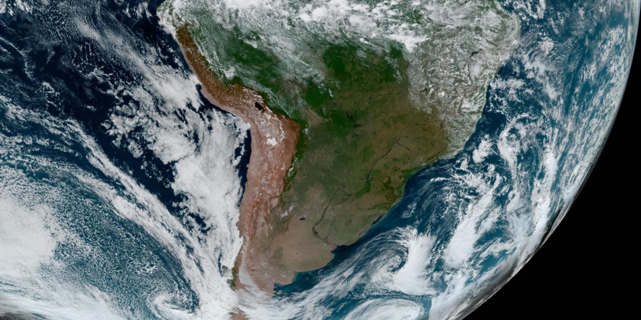 <span class="entry-title-primary">O que está por trás da enorme área sem nuvens na América do Sul</span> <h2 class="entry-subtitle">Imagens de satélite desta segunda-feira mostravam uma enorme área sem nuvens cobrindo vários países da América do Sul </h2>