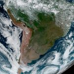 O que está por trás da enorme área sem nuvens na América do Sul