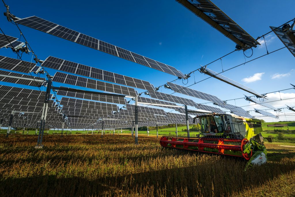 Investimentos em energia solar vão superar os de petróleo em 2023