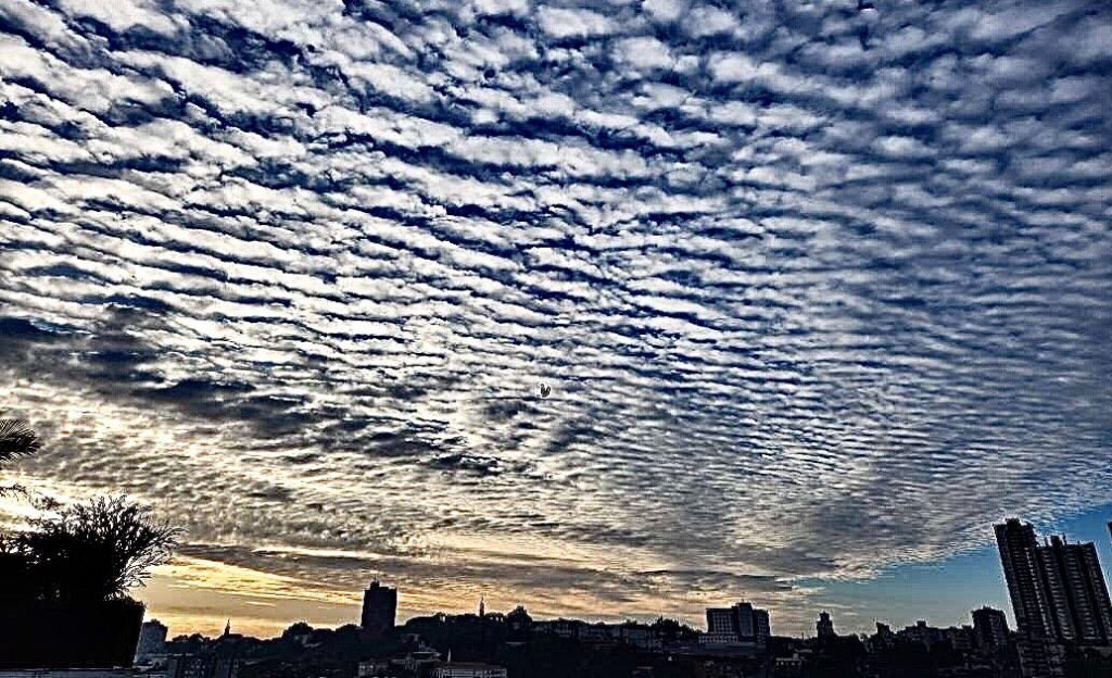 Lençol de nuvens impressiona no céu da Grande Porto Alegre