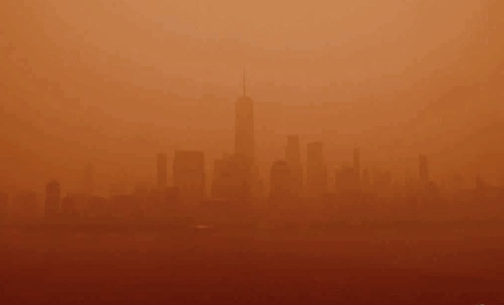 Nova York tem dia de Marte com cenário de filme apocalíptico