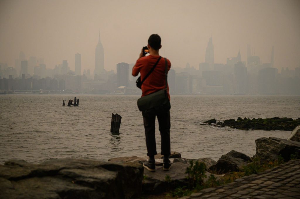 Fumaça traz paisagem distópica e ar sujo recorde em Nova York